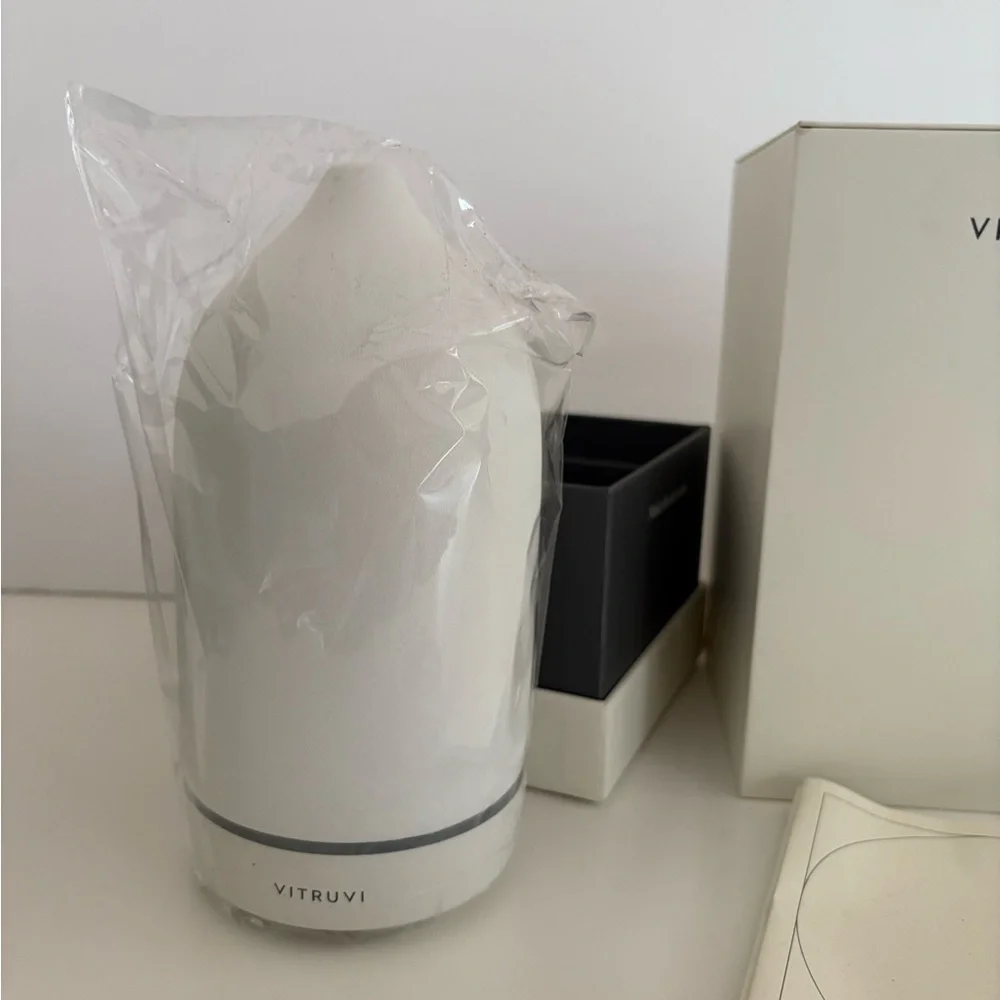 NWT Vitruvi White Stone Essential Oil Diffuser